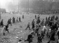 25 ottobre 1956: manifestanti, bersagliati dai cecchini controrivoluzionari, in fuga da Piazza Kossuth.
