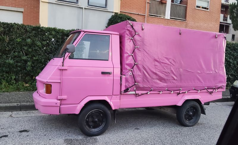 File:Piaggio ape poker rosa.jpg