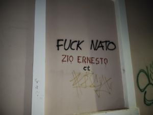 Scritte contro la NATO Stazione Castiglioncello.jpg
