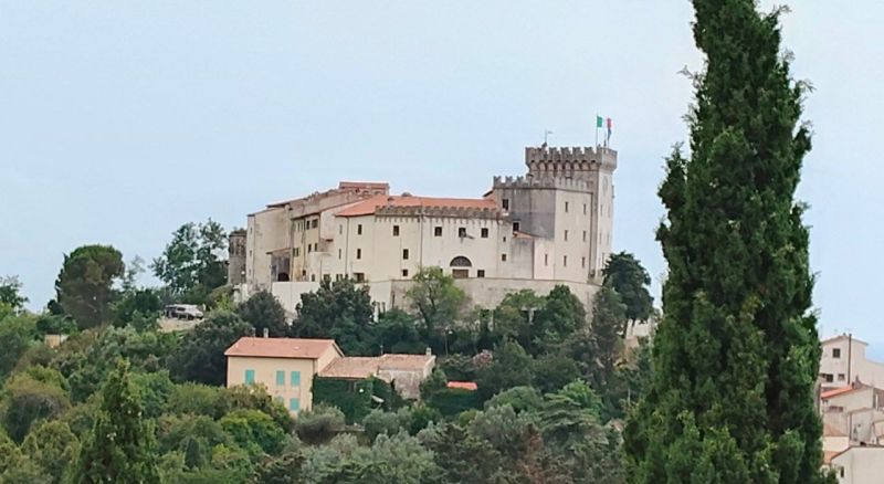 File:Rosignano Marittimo Castello.jpg